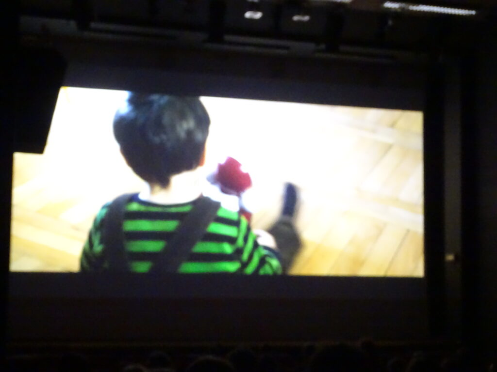 Kadr z filmu Śubuk- chłopiec siedzi odwrócony plecami od rodzica